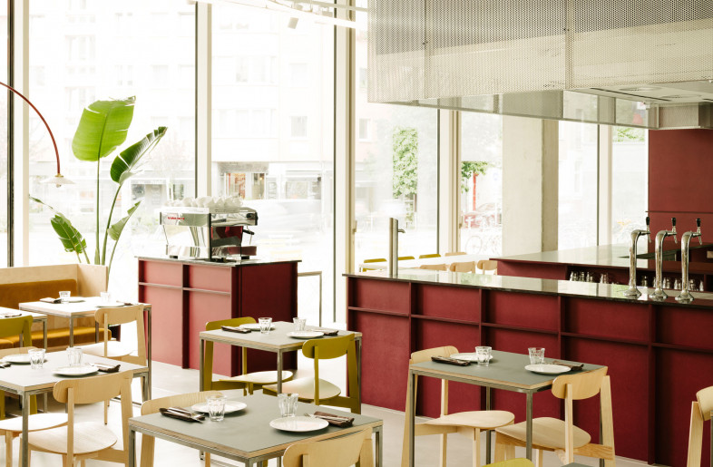 Ein wichtiges Ziel des Entwurfs war es, das Gefühl der Offenheit zu erhalten, welches durch die hohen Sichtbetondecken und die großzügigen Glasfronten zu beiden Seiten des Restaurants entsteht. - Robert Rieger
