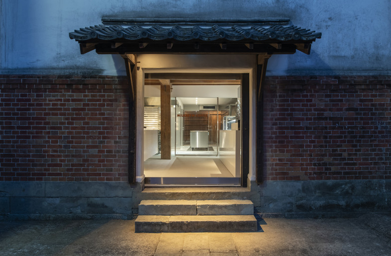 View from the entrance to the interior. A new automatic door was installed inside the existing wooden sliding door at the main warehouse entrance. The idea was to create a situation where the exterior of the original warehouse at first glance, yet exudes a new atmosphere to the street. - Hiroshi Mizusaki