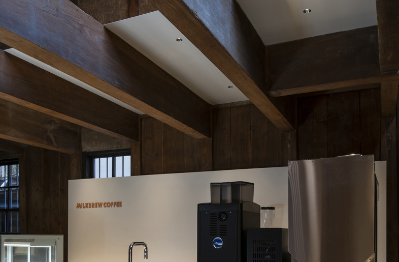 The upper part of the café space removed the attic floorboards. Only the upper part of the serving counter has a steel-plate ceiling for hygiene reasons, but the whole space is vaulted to maximise the strength of the warehouse. - Hiroshi Mizusaki