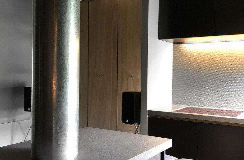 Designer coated the originally fixed drain pipes in the open kitchen with polished galvanised steel - SANG INTERIOR DESIGN LIMITED