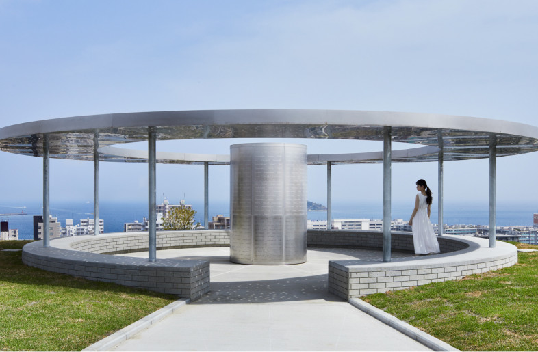 Yokosuka Central Park was used as a "turret" during World War II. Therefore, we designed a monument of lighted turrets of peace. - Nacasa ＆ Partners Inc. | Akira Arai