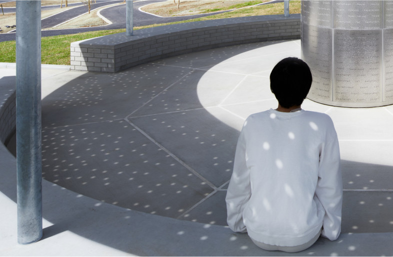 During the day, sunlight pours in and we can feel peace as it leaks from the circles that people have drawn. - Nacasa ＆ Partners Inc. | Akira Arai