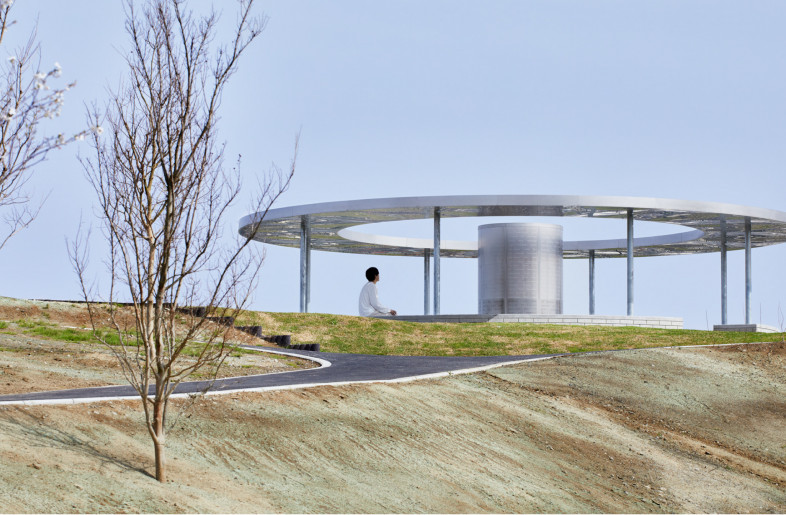 The monument is located on a hill and looks as if it is floating. - Nacasa ＆ Partners Inc. | Akira Arai