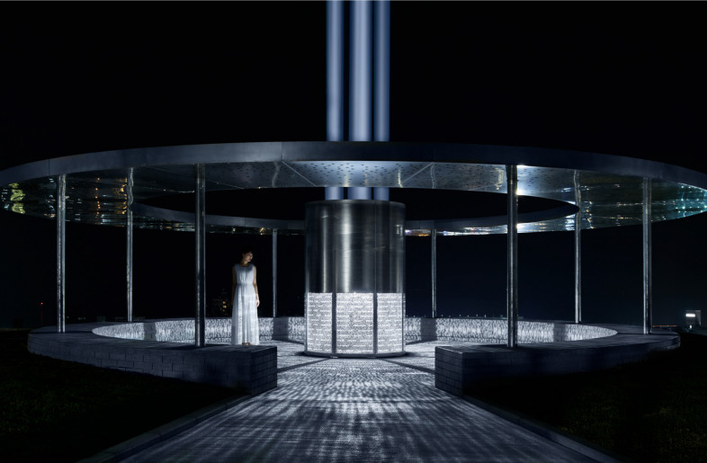 After dark, the monument becomes a turret that emits the light of peace into the sky, representing the axis of long-lasting peace. - Nacasa ＆ Partners Inc. | Akira Arai