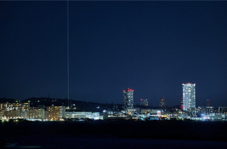 The light, which is over 1,000 meters long, can be seen at a distance, allowing us to feel the thoughts of peace even in our daily lives. - Nacasa ＆ Partners Inc. | Akira Arai