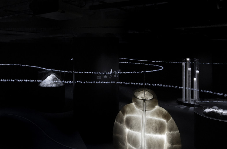 Panoramic view photo.　Visitors encounter the roots of down materials as they trace a route made of down balls. - Daisuke Ohki