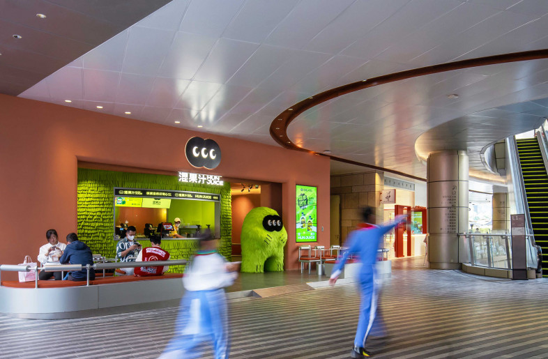 We hope to combine HUNJUICE’s brand concept of ‘Healthy, Unique, and Natural’ in our spatial design, and offers a kind, natural and comfortable environment for the visitors. - The store frontage on-site