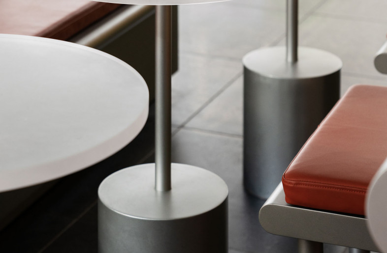 The furniture design is mostly rounded, giving people a more intimate and comfortable experience. And with the silver metallic color and translucent glass, the overall space taste is enhanced through perfect color matching. - The seat details