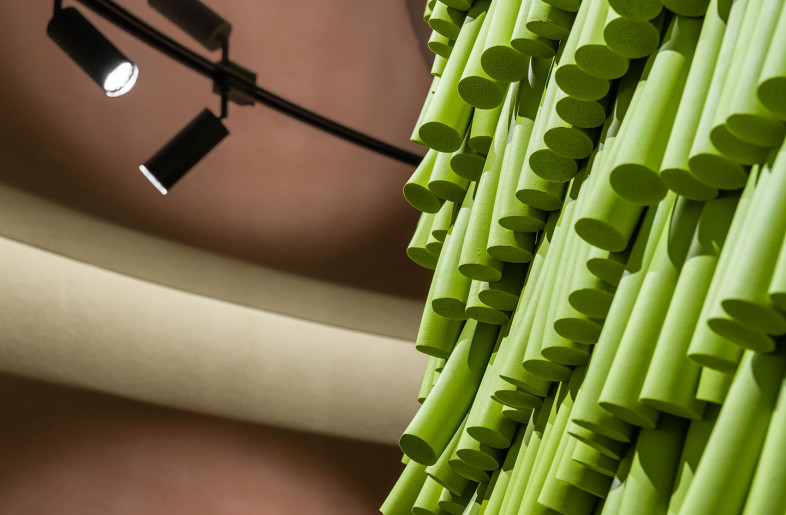 Considering that the operation bar is the place where a juice store has the closest contact with its customers, we used soft rubber materials to offer a soft and gentle feeling of touching, which is very friendly to all customers, including children. - The material details