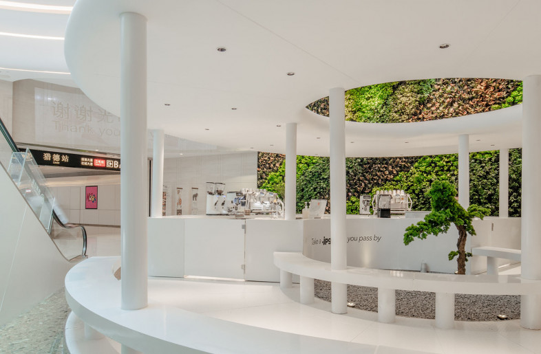 The space structure adopts a relatively vivid and open corridor form. The pure white circular structure echoes with the original ceiling and floor structure of the mall. The enclosed circle naturally forms a little patio with small trees growing in the middle. It integrates outdoor landscape elements into the mall, and blurs the boundary between indoor and outdoor. - The store on-site