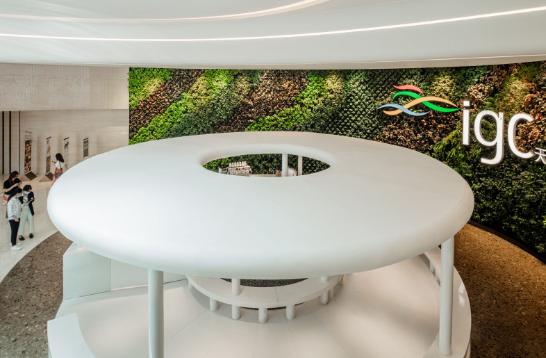 The round and gentle roof is supported by columns that give a sense of lightness. The creamy white donut shape brings a sense of relaxation and playfulness to this ‘resting pavilion’ located underneath a fast-paced commercial office building. - The store on-site