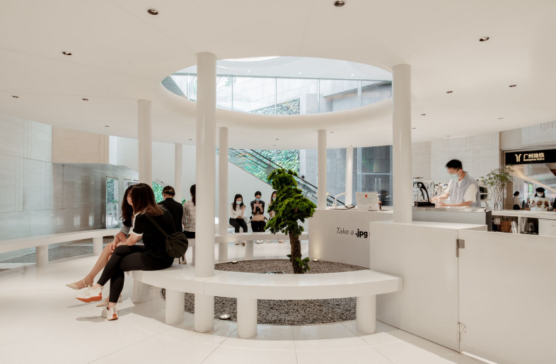 Compared with the previous cubic structure, the new spatial design adopts a wrap-around circulation line. Visitors are able to have an immersive experience of entering and exploring a ‘garden’. The pure white highlights the natural freshness of landscape plants. The store situates people in the garden, and naturally realizes the interaction between nature and people. - The store on-site