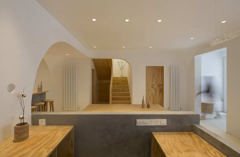 View of the staircase from reception - Atelier d'More