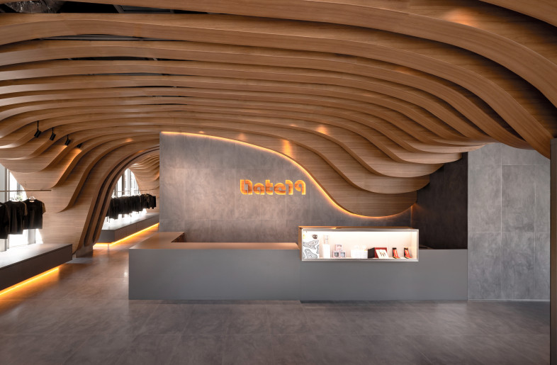 A fashion tree that goes from the column to the ceiling was created using prefabricated aluminum alloy forms. - Biao Mu