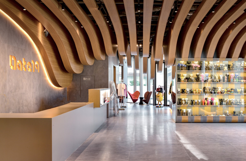 The art toy cabinet was designed to complement the fashion tree. - Chengtian Pu
