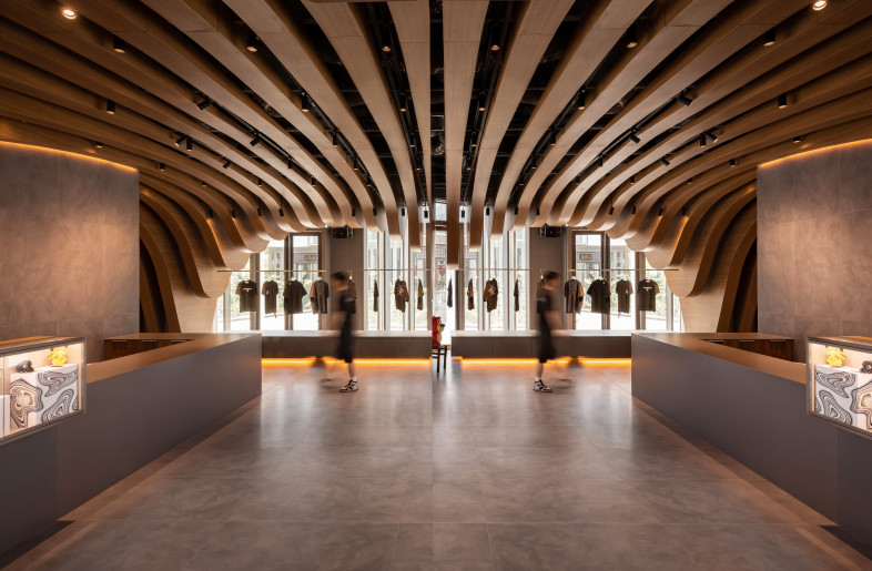 Down the corridor, the huge ceiling design has filtered natural light into a more mellow light. - Biao Mu