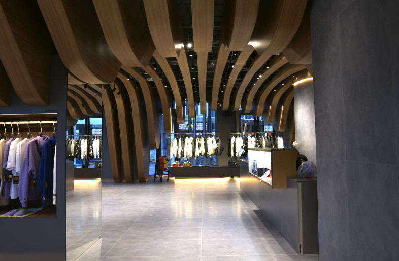 A intentional circulation has been shown by the ceiling's constant movement. - Chengtian Pu