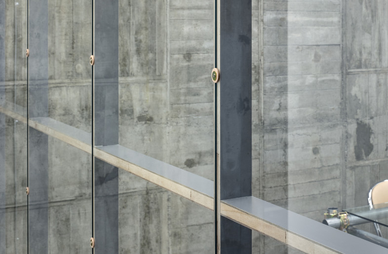 The glass and mirror are fixed directly with screws using leather as washers. - Kenta Hasegawa