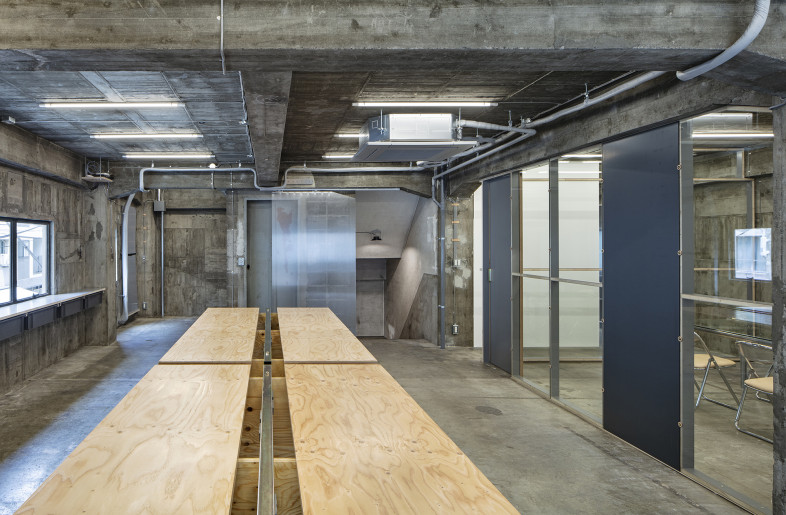 The large table, which consists of large-sized structural plywood over 3m long. Since the desk is only 700mm deep because of the size of the material, we made a slit in the center to provide space for power supply wiring. - Kenta Hasegawa