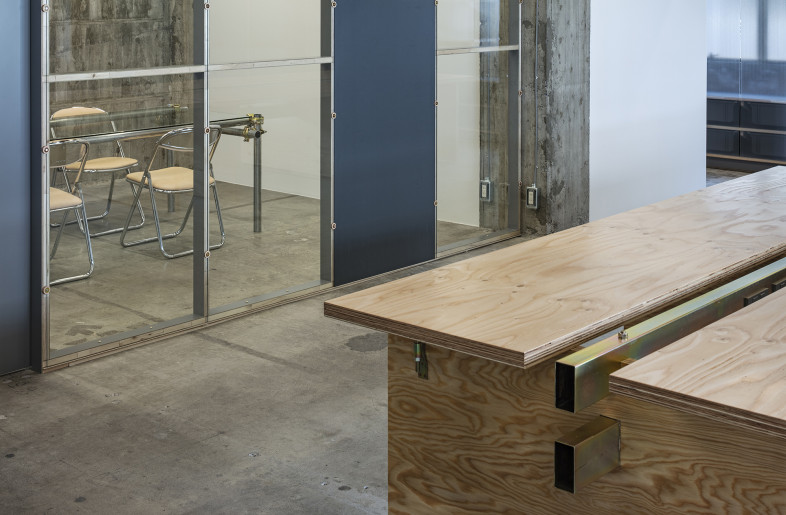 We used raw-edged steel square pipes as longitudinal beams which provide space for wiring to electrical outlets. - Kenta Hasegawa