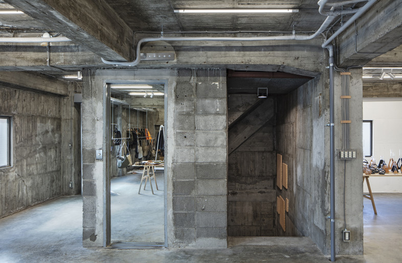 The full-length mirror attached to the elevator door. - Kenta Hasegawa