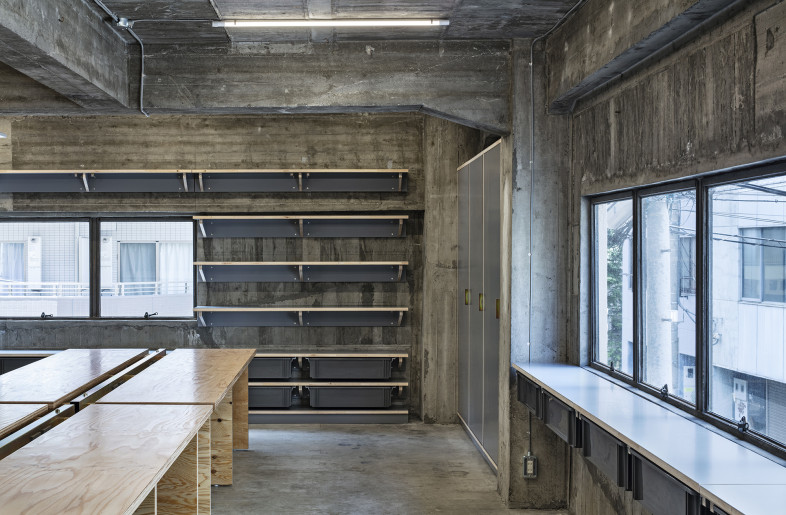 The shelves on the exterior wall side are usually used as open shelves for documents and can be blindfolded during biannual exhibitions. - Kenta Hasegawa