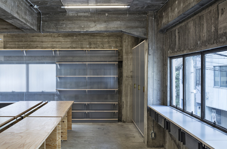 The shelves are blindfolded. The screens are made of raw-edged polycarbonate panels that can be attached and removed with magnets, without intricate detailing like fittings. - Kenta Hasegawa