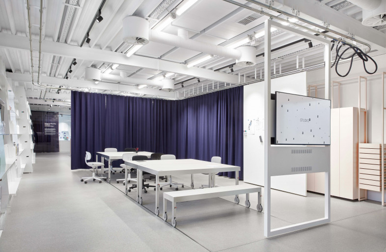 Large workshop situation.  Devideable into smaller sections with curtains and whiteboards. - Adolf Bereuter