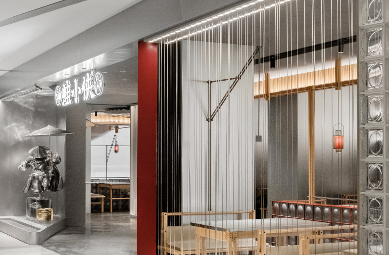 Steel ropes and lights are used in the dining area to create a dining scene in the rain, which is a great experience for users without the water splash. - yuuuunstudio