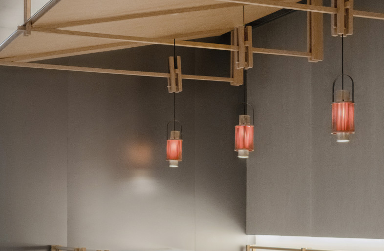 The structure of the eaves is derived from the same design language as the custom-made furniture. - yuuuunstudio