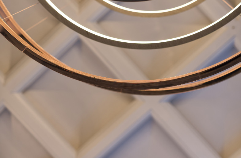 Close up of dramatic feature lighting - Vigonarte Studio