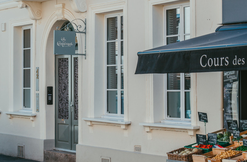Facade of La villa des conquérant - neodigital
