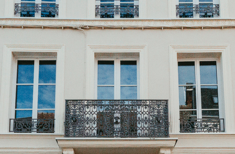 Facade of La villa des conquérant - neodigital