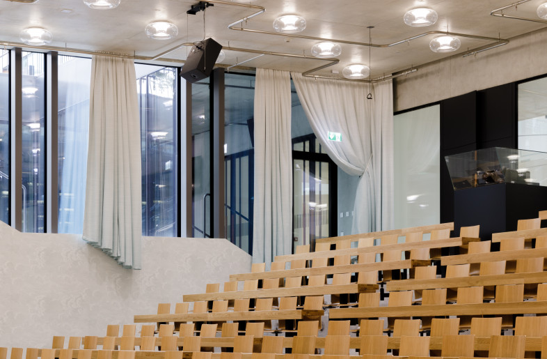A specially developed ceiling light was planned for the lecture halls and seminar rooms in the basement. With its organic, ring-shaped design, it integrates harmoniously into the Biozentrum’s minimalistic and clean design language. - Daisuke Hirabayashi