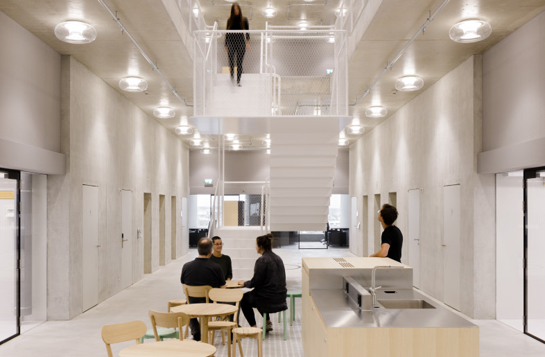 In the central zones of the respective floors, where social, meeting and seminar areas are located, ceiling-mounted luminaires ensure uniform and symmetrical lighting of the open-plan room layouts. - Daisuke Hirabayashi