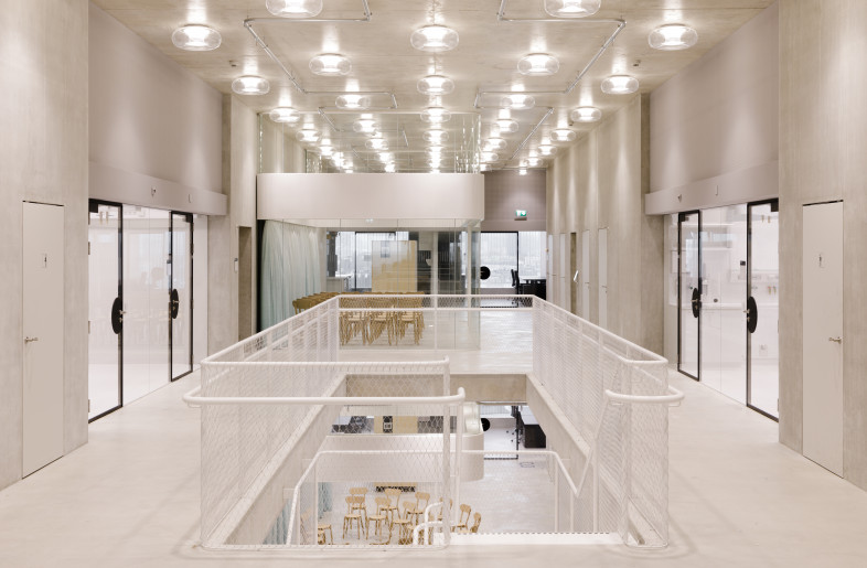 By flexibly switching the diffuse and direct light components, different moods can be created and the lighting can be adapted to the individual needs of different users or occasions. Lighting for focused individual tasks as well as group meetings and social get-togethers are all made possible through the lighting design. - Daisuke Hirabayashi
