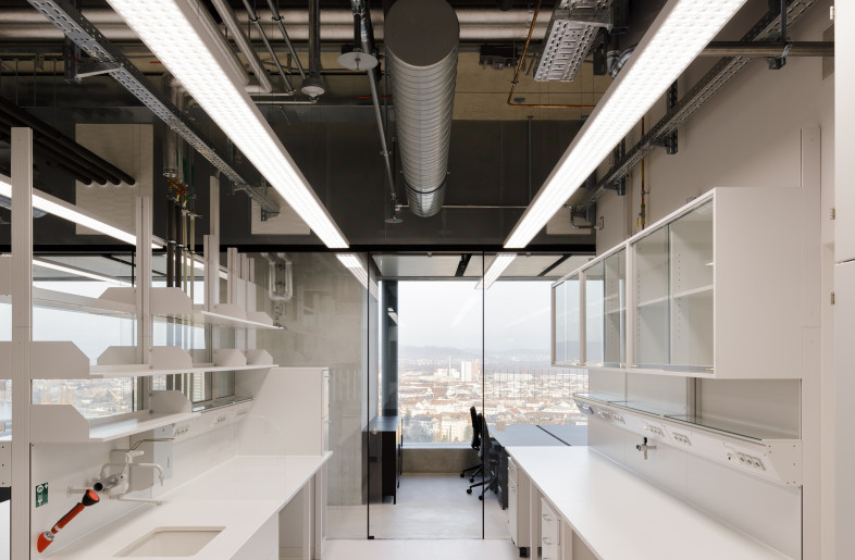 By using linear profile lights with multi-lensed covers, powerful illumination is made possible in the rooms to create an adequate working atmosphere, while remaining glare-free. - Daisuke Hirabayashi