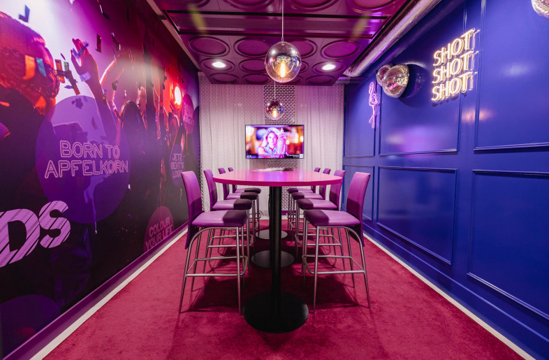 Meetingroom Hands Up - Laura Smithjes