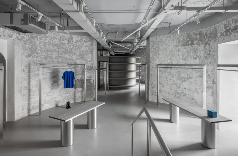 Due to the special architectural properties, the storefront space area is large and long strip, while the product category and quantity of buyer’s shop are various. The designer strives to create a coherent and rhythmic space atmosphere. By placing three boxes in four cylindrical spaces, the space is divided into three parts. - general view of EvenBuyer