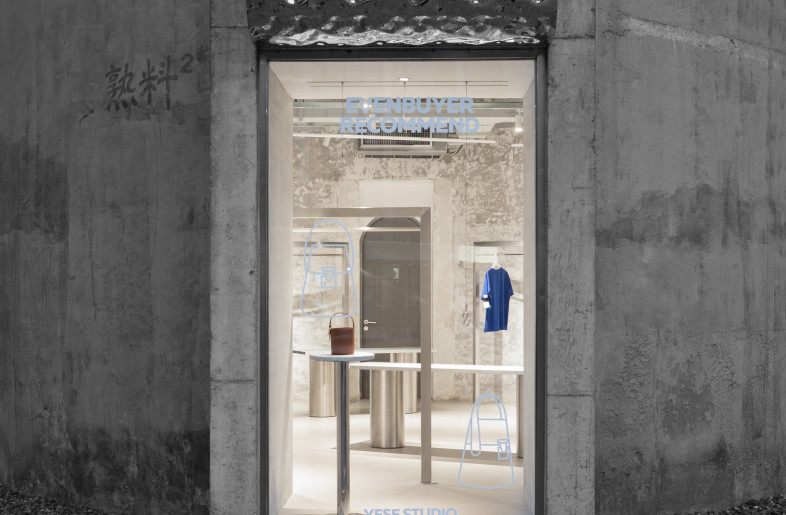 Floor to ceiling windows provide plenty of natural light and are also used as windows to display the seasonal recommendations of the store. The flat screen of window stickers is in contrast with the products. - Entrance and Details of Facade