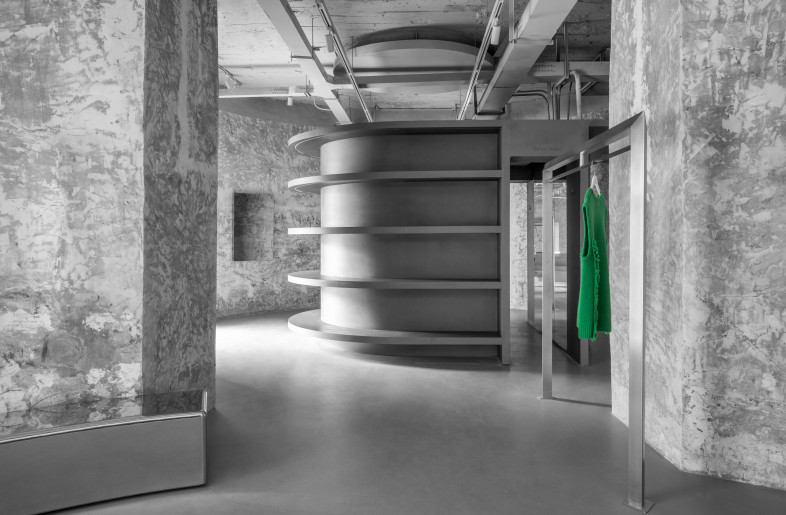 Based on the original building structure, the office area is parallel to the entrance of the store. The designer disposes floating circular arc-shaped laminates at the entrance. The interior is a functional block which takes into account the fitting room / live room. - Circular Shelves to the Entrance