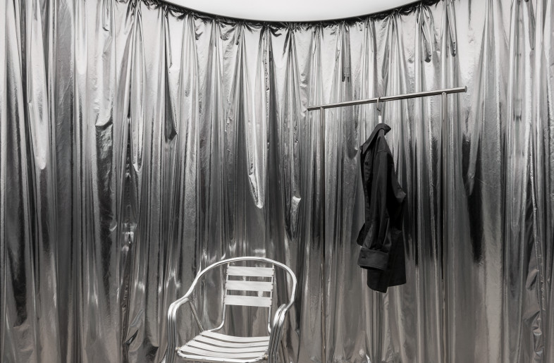 The interior is a functional block which takes into account the fitting room / live room. - Circular Shelves to the Entrance