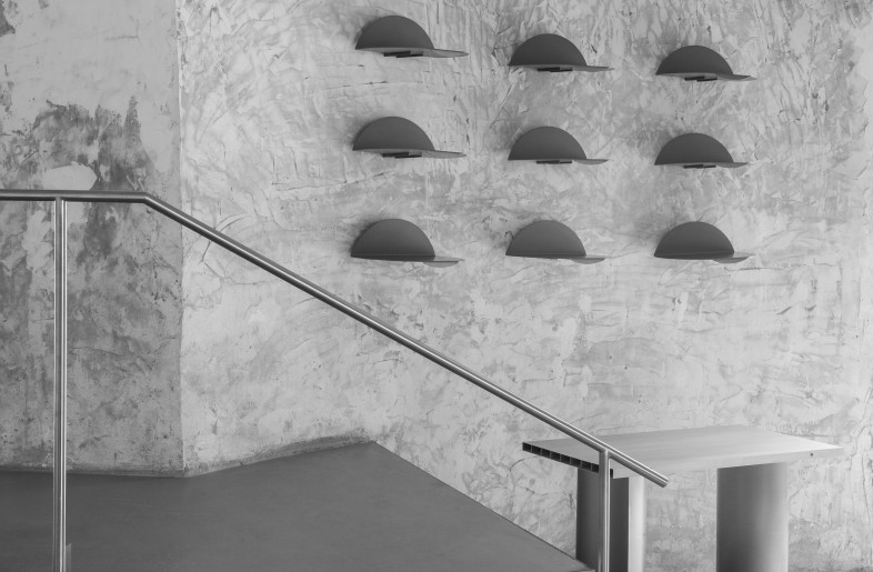 After removing the painting surface layer, the original wall of the building presents the original blank state, and the unique texture is the imprint of the times. In this context, stainless steel and mirror materials inject strong contrast. - Material