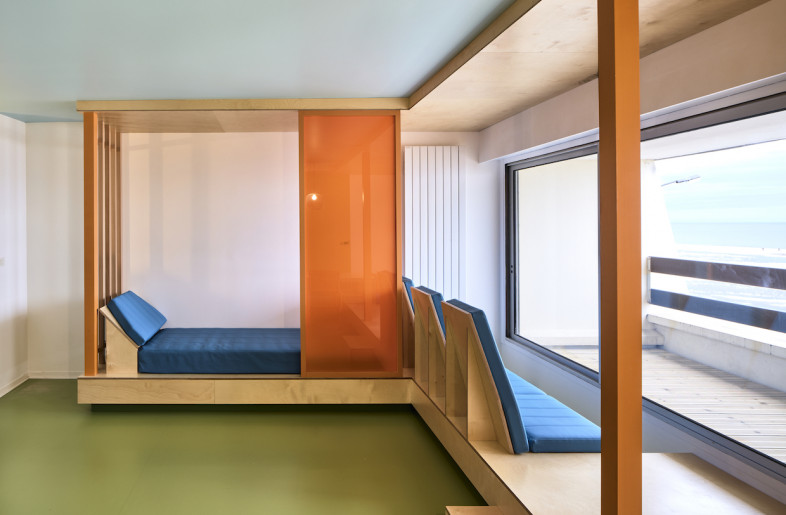 The central structure accommodates space for sleeping, sitting and working. - Philippe Piron