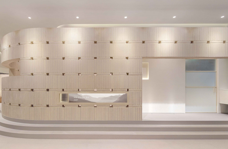 a gap is created between the brick wall and the ceiling, which is the standard for dividing the two spaces, making it possible for the resting space and the care space to feel connected and not completely separated. - Yongjoon Choi