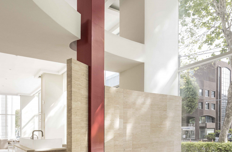 The red pillar that greets the customers in the beginning - Yongjoon Choi