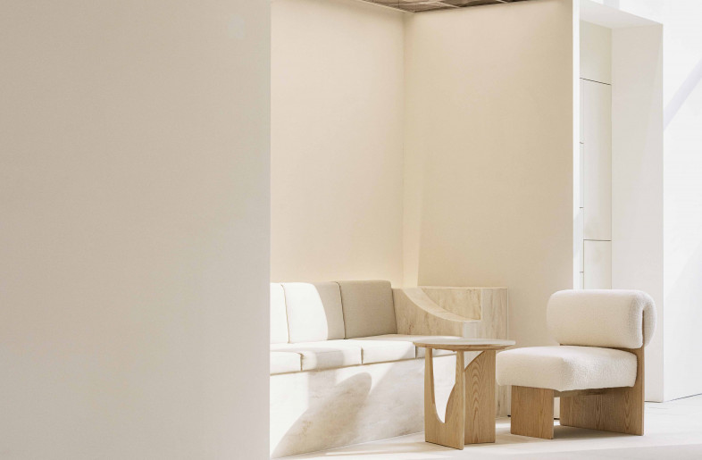 Before going up the stairs to the care program, the customer stays in the waiting space and encounters the light from the ceiling light that exemplifies the brand symbol (representing the skin layer) along with a video showing the brand's mechanism. - Yongjoon Choi