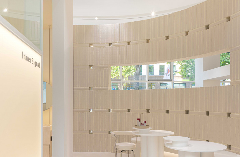 Beyond the acrylic partition that expresses the rising light, there is a care space for recovery just for the skin. - Yongjoon Choi