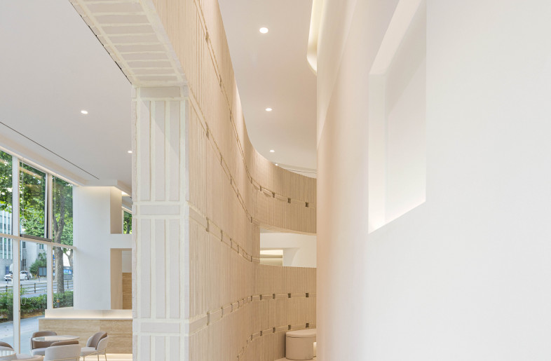 After passing the hallway along the brick wall, you will encounter a care space, and this movement creates a feeling of entering deeper into the space, just as the brand's (product) patented ingredients are delivered to the depths of the skin through multiple layers of skin. - Yongjoon Choi