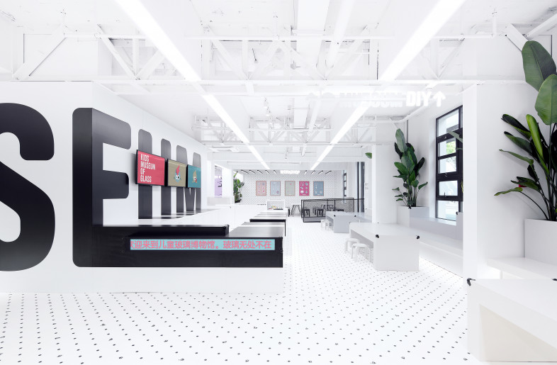 Bold typography extrudes from the wall and forms part of the welcome counter. - COORDINATION ASIA
